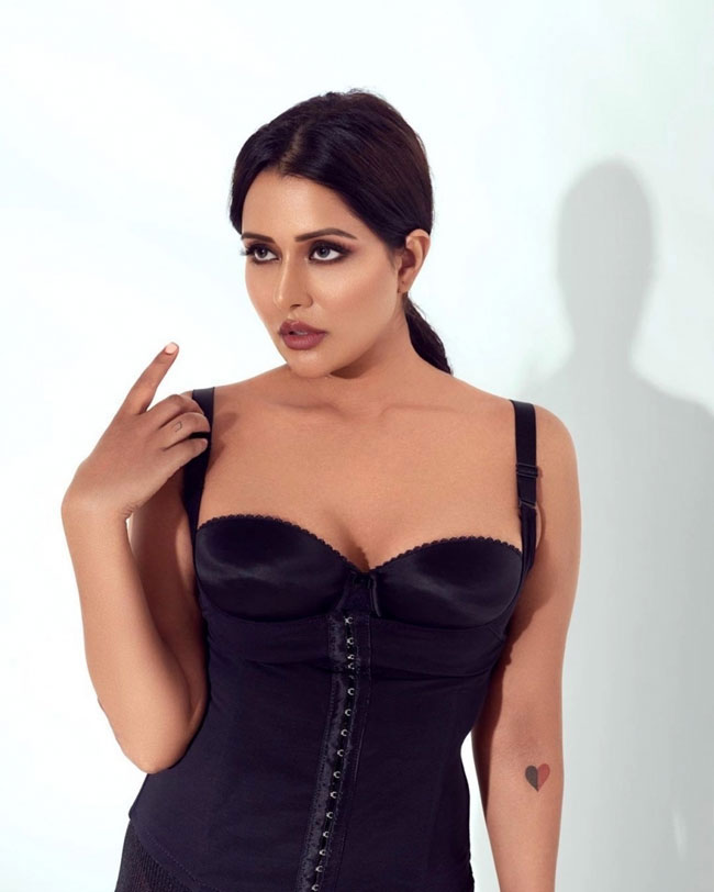 Staggering Poses Of Raiza Wilson In Beach